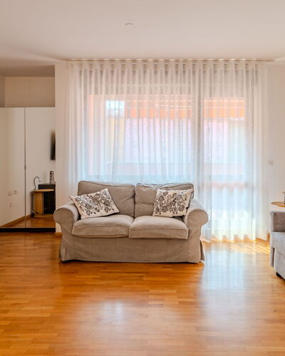 Centro Piave: Mueble, Diseño De Interiores, Suelo, Piso, Sofá, Pared, Madera, Habitación, Suelos De Madera, Sala