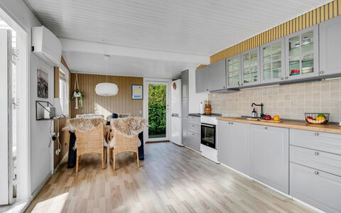 Hjalma - 250M to the Fjord: Madera, Piso, Mueble, Diseño De Interiores, Suelo, Casa, Suelos De Madera, Techo, Cocina, Manchas De Madera