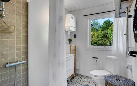 Hjalma - 250M to the Fjord: Arreglo De Tubería, Asiento Del Baño, Baño, Piso, Suelo, Baño, Diseño De Interiores, Plomería, Techo, Lavabo