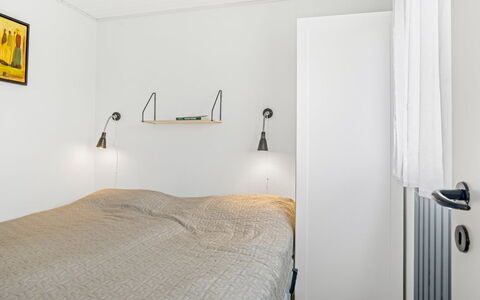 Hjalma - 250M to the Fjord: Pared, Diseño De Interiores, Habitación, Cama, Mueble, Madera, Lámpara, Techo, Piso, Suelo