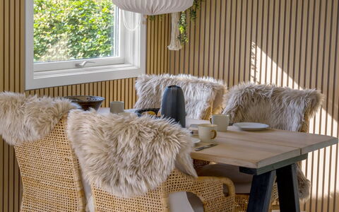 Hjalma - 250M to the Fjord: Mueble, Madera, Diseño De Interiores, Silla, Mesa, Material Natural, Cocina Y Comedor Mesa, Comedor, Planta De Casa, Manchas De Madera
