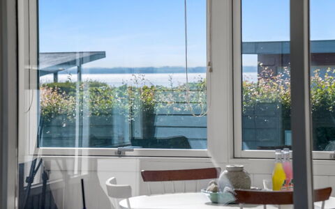 Hjalma - 250M to the Fjord: Vaso, Diseño De Interiores, Sombra, Silla, Eco Hotel, Tratamiento De La Ventana, Planta De Casa, Maceta, La Luz Del Día, Balcón