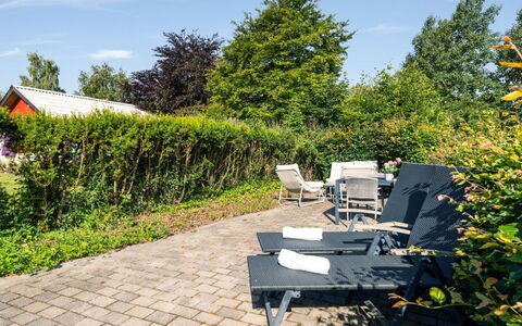 Hjalma - 250M to the Fjord: Verde, Arbusto, Mueble Para Exteriores, Jardín, Mueble, Sombra, Cobertura Del Suelo, Silla, Paisajismo, Césped