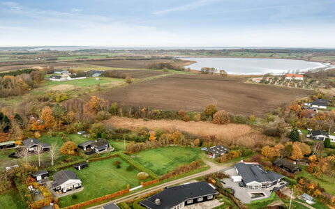 Hjalma - 250M to the Fjord: Verde, Paisaje, Barrio Residencial, Vista Panorámica, Fotografía Aérea, Llanura, El Terreno Del Lote, Área Rural, Casa, Suburbio