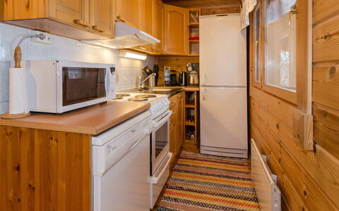 Nurmirinne: Madera, Cocina, Piso, Diseño De Interiores, Electrodoméstico, Suelo, Mueble, Mostrador, Manchas De Madera, Gabinetes