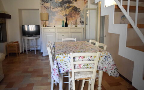 Appartamento la Fontana, Assisi: Mueble, Diseño De Interiores, Piso, Madera, Suelo, Comedor, Silla, Mesa, Cocina Y Comedor Mesa, Habitación