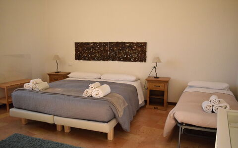 Appartamento la Fontana, Assisi: Mueble, Cama, Habitación, Sábana, Diseño De Interiores, Lecho, Madera, Textil, Suelo, Habitación