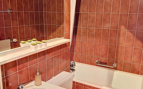 Center Communal 1D: Baño, Lavabo Del Baño, Arreglo De Tubería, Lavabo, Piso, Suelo, Diseño De Interiores, Grifo, Loseta, Plomería