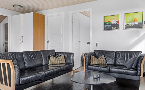 Eugenia - 300M from the Sea: Cabaña, Patio Interior, Yarda, Edificios Del Jardín, Cobertizo, Vía Muerta, Mueble Para Exteriores, Cuarto De Troncos, Estructura Al Aire Libre, Choza