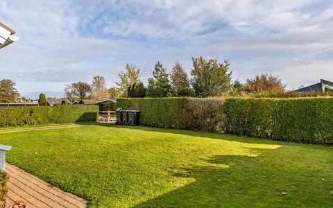 Eugenia - 300M from the Sea: Cabaña, Patio Interior, Yarda, Edificios Del Jardín, Cobertizo, Vía Muerta, Mueble Para Exteriores, Cuarto De Troncos, Estructura Al Aire Libre, Choza