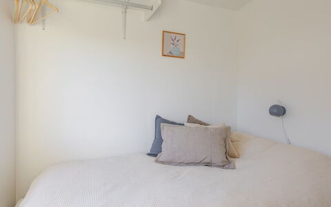 Martti - 200M from the Sea: Cama, Habitación, Pared, Lecho, Sábana, Diseño De Interiores, Madera, Linos, Techo, Habitación