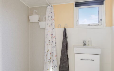 Martti - 200M from the Sea: Pared, Piso, Diseño De Interiores, Suelo, Arreglo De Tubería, Baño, Habitación, Plomería, Encendiendo, Techo