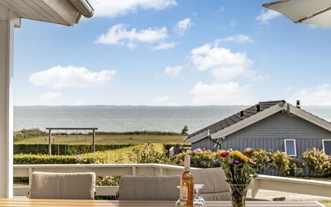 Finn - 100M from the Sea: Cabaña, Patio Interior, Yarda, Edificios Del Jardín, Cobertizo, Vía Muerta, Mueble Para Exteriores, Cuarto De Troncos, Estructura Al Aire Libre, Choza