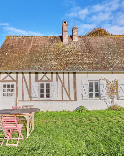 La Ferme: Hierba, Edificio, Ventana, Casa, Techo, Casa, Cabaña, Área Rural, Arbusto