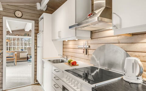 Leandra - 11Km from the Sea: Madera, Cocina, Mostrador, Diseño De Interiores, Piso, Electrodoméstico, Aparato De Cocina, Casa, Techo, Mueble
