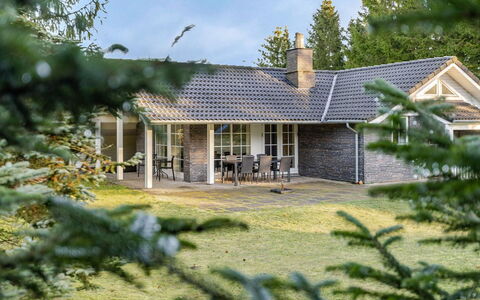 Ørger - 30Km from the Sea: Techo, Casa, Casa, Cabaña, Puerta, Vía Muerta, Cubierta, Porche, Tablón, Madera Dura