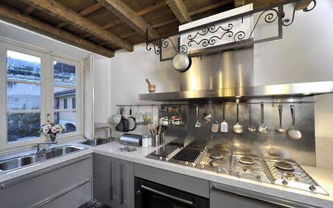 Gallietta: Cocina, Mostrador, Aparato De Cocina, Electrodoméstico, Diseño De Interiores, Estufa De Cocina, Gabinetes, Techo, Arreglo De Tubería, Electrodoméstico