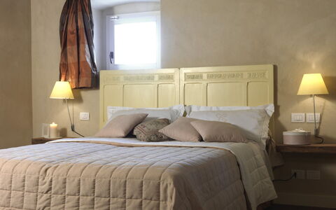 Asolina Villa: Mueble, Cama, Habitación, Lecho, Diseño De Interiores, Sábana, Madera, Linos, Piso, Suelo