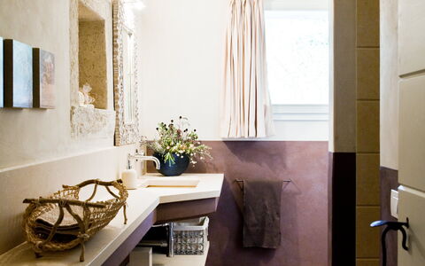 Asolina Villa: Baño, Diseño De Interiores, Pared, Piso, Arreglo De Tubería, Suelo, Lavabo Del Baño, Casa, Lavabo, Encendiendo