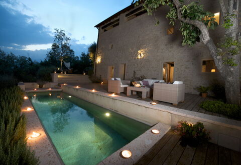 Asolina Villa: Pared, Piscina, Arquitectura, Mueble Para Exteriores, Material Compuesto, Casa, Maceta, Inmuebles, Fuente De Agua, Patio