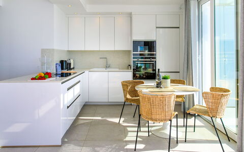 Nerja View Free Sauna and Spa: Mueble, Diseño De Interiores, Piso, Suelo, Cocina, Mostrador, Gabinetes, Madera, Silla, Techo