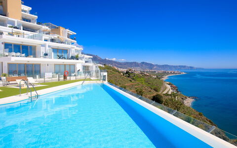 Nerja View with Infitinity Pool: Azul, Recurso, Piscina, Hotel, Ciudad De Vacaciones, Balneario, Caribe, Villa