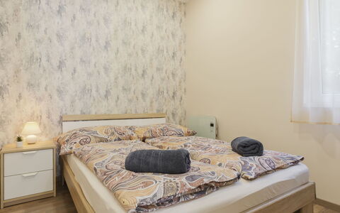 Wild Grape: Cama, Habitación, Diseño De Interiores, Mueble, Sábana, Lecho, Madera, Piso, Suelo, Linos