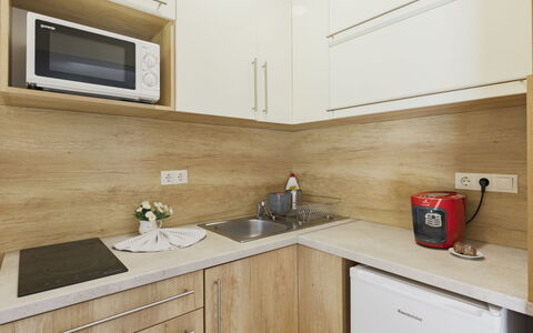 Wild Grape: Piso, Madera, Mostrador, Gabinetes, Suelo, Diseño De Interiores, Cocina, Mueble, Electrodoméstico, Casa