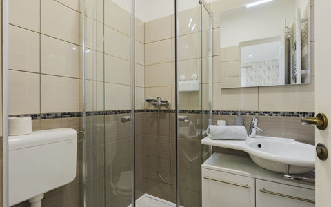 Wild Grape: Baño, Arreglo De Tubería, Lavabo Del Baño, Diseño De Interiores, Lavabo, Piso, Suelo, Baño, Grifo, Espejo