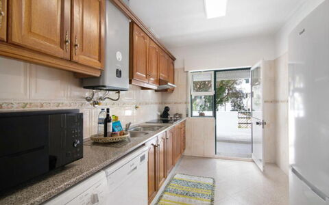 Jade-Sunny Way: Cocina, Mostrador, Piso, Madera, Gabinetes, Mueble, Suelo, Diseño De Interiores, Electrodoméstico, Casa
