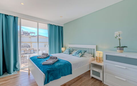 Viva One - Vip Properties: Diseño De Interiores, Suelo, Piso, Mueble, Habitación, Madera, Techo, Cama, Habitación, Textil
