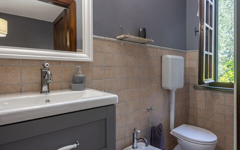 Podere la Botte, Pool, Lari: Baño, Lavabo Del Baño, Arreglo De Tubería, Lavabo, Pared, Piso, Grifo, Diseño De Interiores, Suelo, Plomería