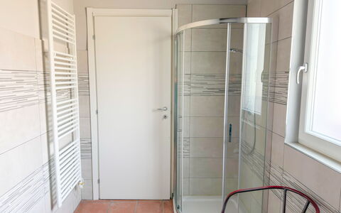 Alma Montis - Frabosa Sottana: Piso, Suelo, Diseño De Interiores, Arreglo De Tubería, Habitación, Baño, Puerta, Plomería, Loseta, Puerta De La Ducha