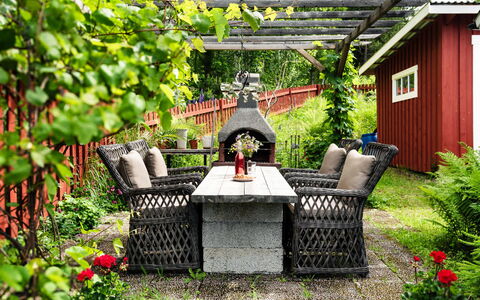 Viksjö Utsikten: Jardín, Arbusto, Maceta, Mueble, Patio Interior, Mueble Para Exteriores, Paisajismo, Silla, Estructura Al Aire Libre