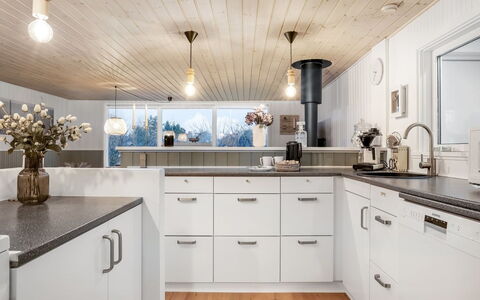 Felicia - from the Sea: Cocina, Mostrador, Diseño De Interiores, Madera, Techo, Gabinetes, Lámpara, Piso, Aparato De Cocina, Casa