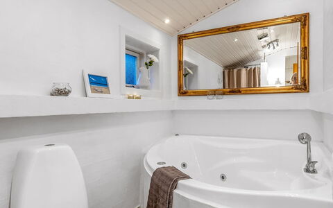 Felicia - from the Sea: Arreglo De Tubería, Baño, Diseño De Interiores, Piso, Techo, Bañera, Suelo, Plomería, Grifo, Habitación