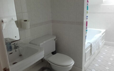 The Stables Holiday Cottage No 9: Baño, Lavabo Del Baño, Arreglo De Tubería, Piso, Suelo, Lavabo, Diseño De Interiores, Baño, Blanco, Asiento Del Baño