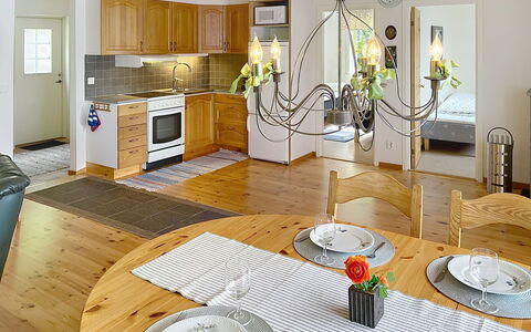 Hults-Kulla: Mueble, Diseño De Interiores, Piso, Lámpara, Techo, Suelo, Madera, Silla, Mesa, Comedor