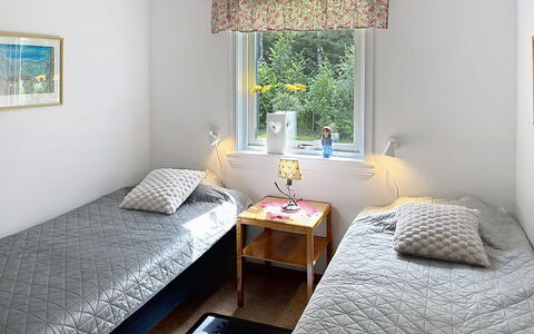 Hults-Kulla: Cama, Habitación, Pared, Diseño De Interiores, Lecho, Suelo, Sábana, Madera, Piso, Mueble