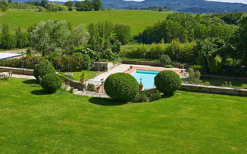 Villa Medicea Lo Sprocco: Jardín, Paisaje, Arbusto, Piscina, Césped, Paisajismo, Patio Interior, Yarda, Sombra