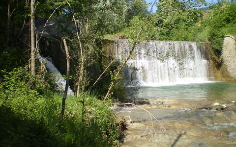 Villa Vindelbono: Los Recursos Hídricos, Agua, Cascada, Cuerpo De Agua, Naturaleza, Corriente De Agua, Entorno Natural, Paisaje Natural, Vegetación, Corriente