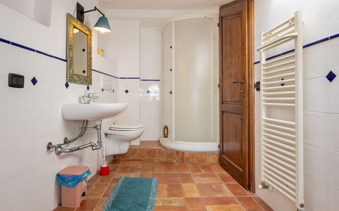 Campiglia Marittima 649: Piso, Diseño De Interiores, Suelo, Arreglo De Tubería, Habitación, Techo, Grifo, Puerta, Baño, Plomería