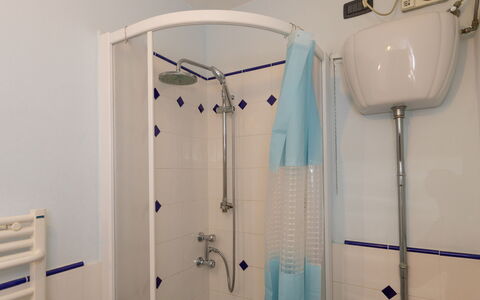 Campiglia Marittima 649: Pared, Arreglo De Tubería, Lavabo Del Baño, Baño, Piso, Suelo, Plomería, Diseño De Interiores, Lavabo, Grifo