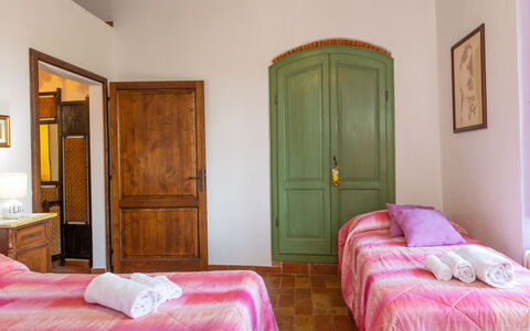 Campiglia Marittima 649: Mueble, Diseño De Interiores, Pared, Cama, Habitación, Techo, Madera, Suelo, Piso, Sábana