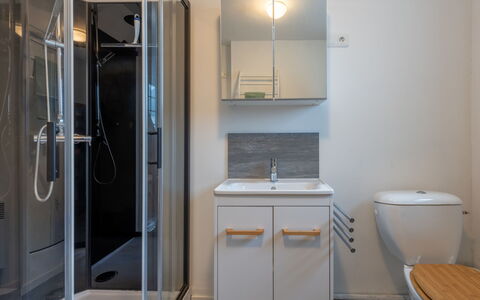 Vacances à la Mer pour Se Ressourcer: Baño, Arreglo De Tubería, Lavabo Del Baño, Piso, Diseño De Interiores, Suelo, Lavabo, Baño, Grifo, Espejo