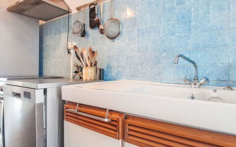 Baie du Soleil: Mostrador, Cocina, Piso, Diseño De Interiores, Arreglo De Tubería, Suelo, Grifo, Lavabo, Gabinetes, Loseta