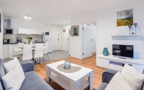 Bliżej Morza: Mueble, Silla, Mesa, Departamento, Mueble Para Exteriores, Balcón, Cocina Y Comedor Mesa, Condominio, Sombra, Patio