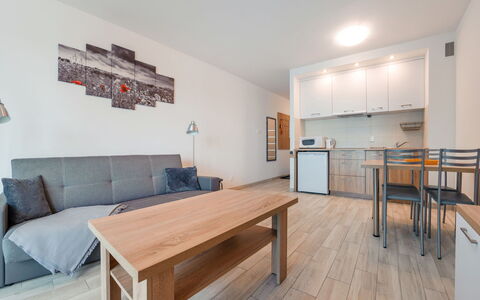 Bursztynowe Osiedle: Mueble, Silla, Mesa, Departamento, Mueble Para Exteriores, Balcón, Cocina Y Comedor Mesa, Condominio, Sombra, Patio