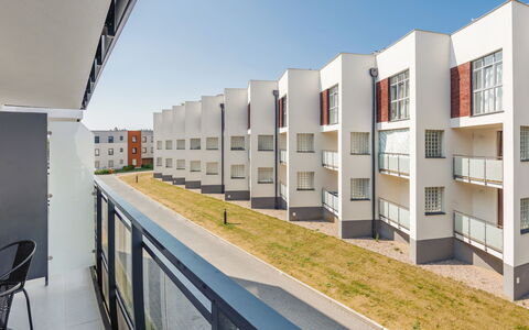 Bursztynowe Osiedle: Mueble, Silla, Mesa, Departamento, Mueble Para Exteriores, Balcón, Cocina Y Comedor Mesa, Condominio, Sombra, Patio