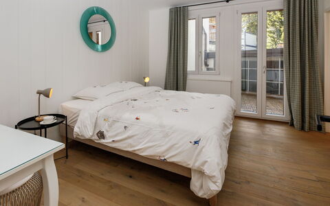 Résidence Terrazza 1: Mueble, Diseño De Interiores, Cama, Piso, Habitación, Suelo, Pared, Madera, Techo, Suelos De Madera